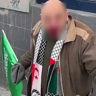 مواطن تركي يعتدي على آخر أثناء عودته من مسيرة دعم غزة قائًلا:"أنت محب العرب"
