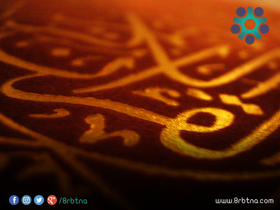 سوري يبتكر طريقة جديدة لكتابة القرآن الكريم على قماش المخمل من خلال حياكته بخيوط القصب الذهبية.