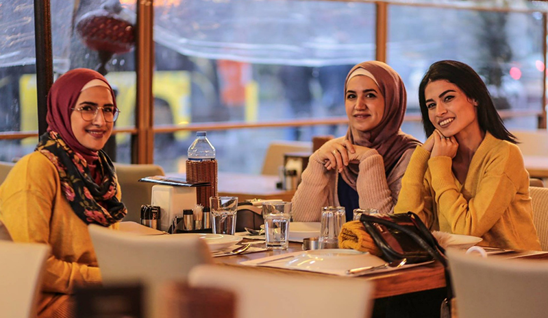 مطاعم سورية في تركيا تحتفل بعيد المرأة العالمي باستضافة 3000 سيدة سورية.. بشرط رومنسي