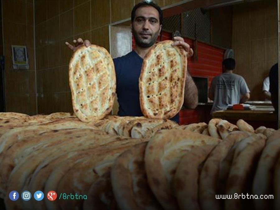 مواطن تركي يوزع يوميا 750 رغيف خبز للمحتاجين بينهم سوريون و عراقيون