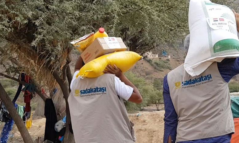 بعد قطع رئيس بلدية معارض المساعدات عن السوريين.. جمعية تركية تتعهد بمساعدتهم طوال رمضان