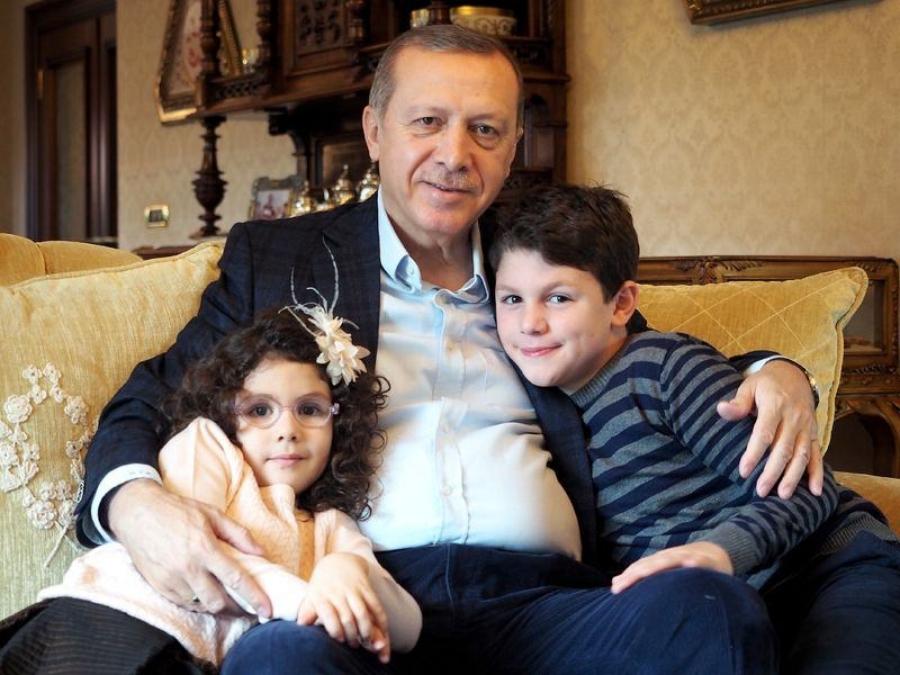 أردوغان وعائلته من منزله، بعدسة المصوّر التركي الأوّل 