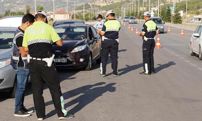 شرطة قونيا التركية توقف سائقين ولاجئين سوريين لهذا السبب