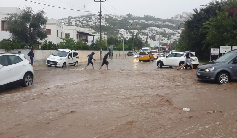وفاة 6 سوريين على الحدود التركية بسبب سيول جارفة