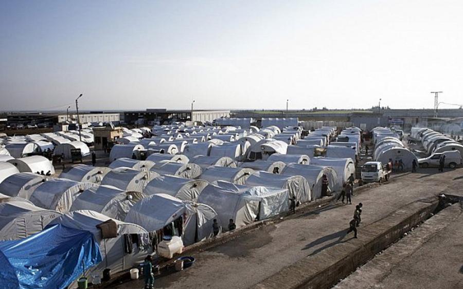 إصابة مئات من اللاجئين السوريين بالتسمم في مخيم ” ديريك ” التركي .. و الجندرمة تفرق المحتجين بالغاز المسيل للدموع