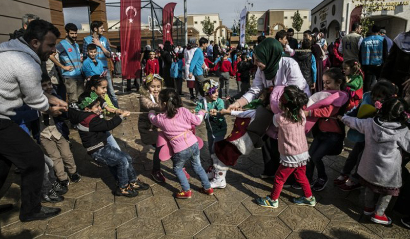 مهرجان ترفيهي للأيتام السوريين في ريحانلي التركية