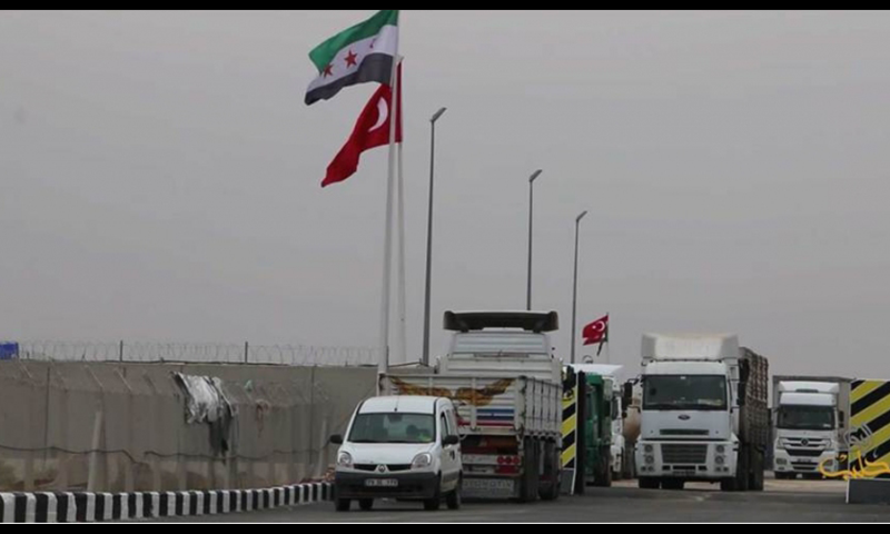 الباب.. سائقو الشاحنات يحتجون على حرمانهم النقل من معبر الراعي
