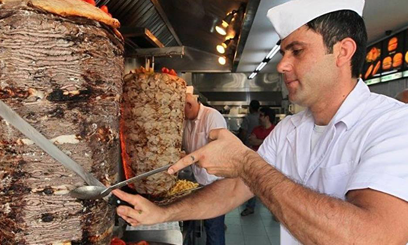 ((جريدة المال)) المصرية تكتب خبر بعنوان ((مدير «أرابياتا»: السوريون سيطروا على سوق الشاورما في مصر))