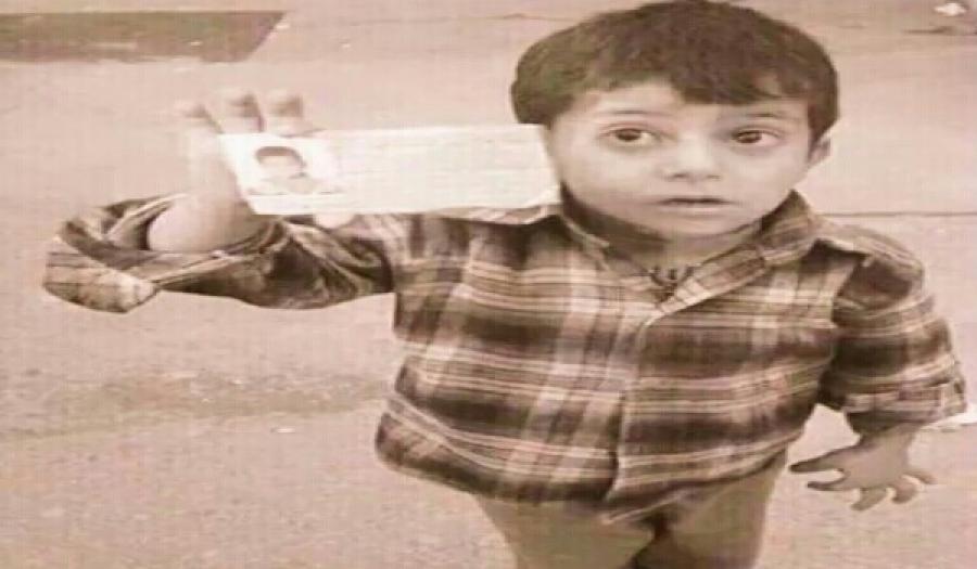  طفل سوري يصنع هوية لاستلام معونة من الثياب