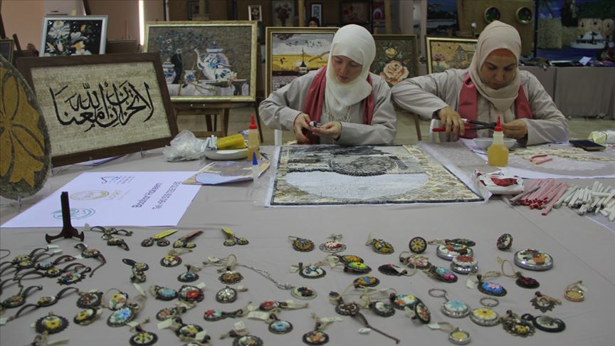 أرامل سوريات يعرضن منتجاتهن اليدوية جنوبي تركيا