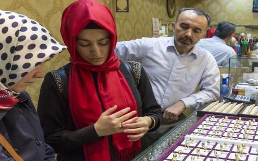 صانع الحُلي.. سوري لاجئ يبيع الفرح في تركيا