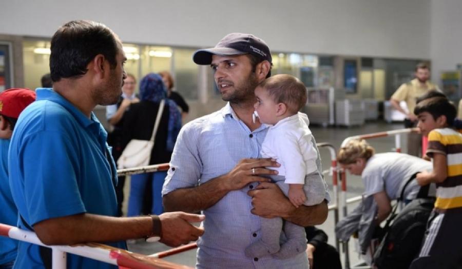 وصول مئات اللاجئين لألمانيا وآلاف للمجر