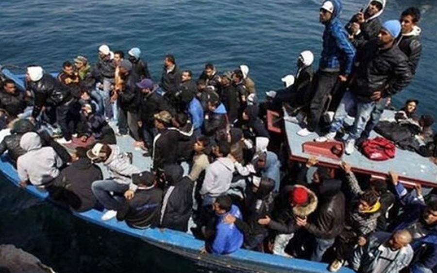 أطلق النار عليها لأنها رفضت الانصياع .. خفر السواحل التركية يوقف باخرة مهاجرين تحمل مئات السوريين