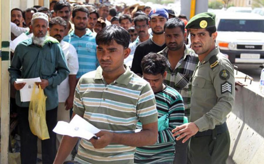 السعودية ترحل مخالفي قانون العمل و تخيّر السوريين