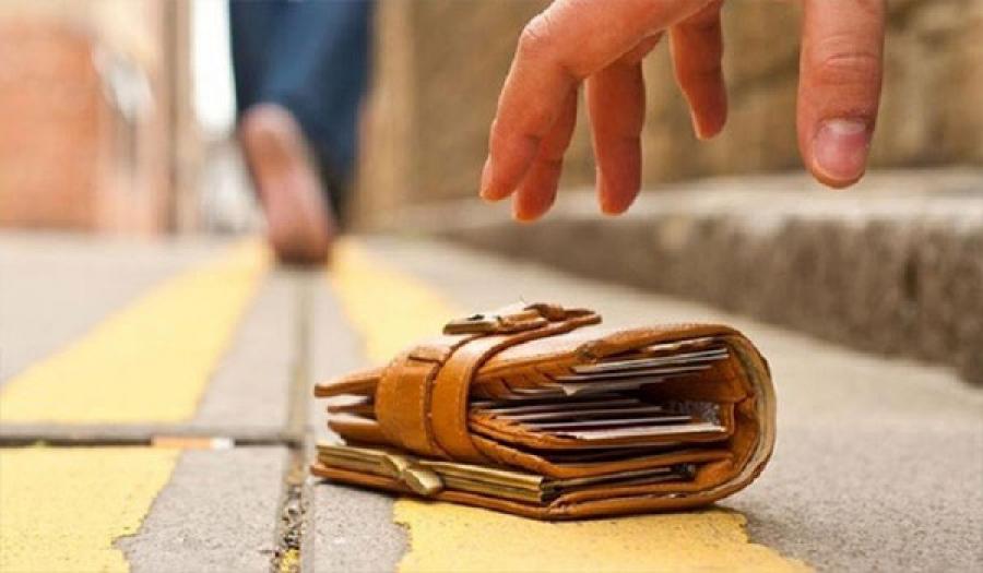 لاجىء سوري ” أمين ” يتحول إلى حديث الصحافة الألمانية بعد إعادته مبلغاً مالياً وجده في الشارع لصاحبته