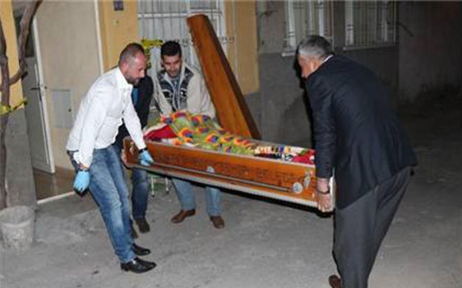 بالفيديو في حادثة مذهلة في مدينة كهرمان مرعش التركية سوري يقتل سوري بقطع رأسه والسبب مجهول للأن